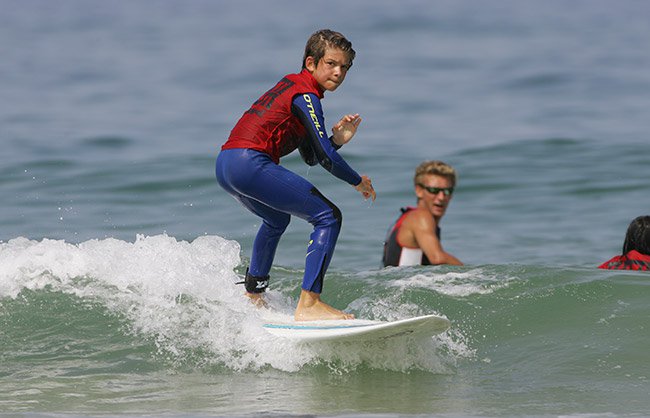 Jeune garçon apprenant le surf au Cap Ferret avec l'école de surf Tutti Fruti